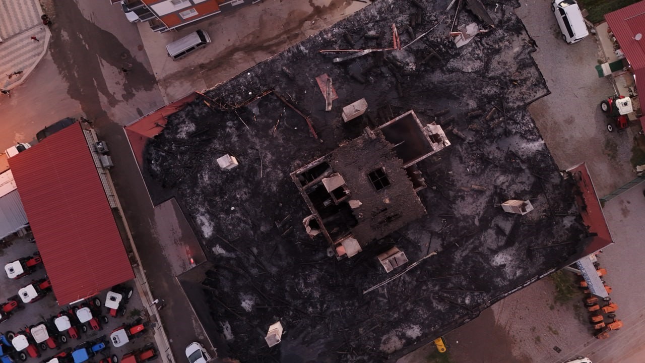 KONYA’NIN BEYŞEHİR İLÇESİNDE 5 KATLI BİR APARTMANIN ÇATISINDA ÇIKAN YANGIN, EKİPLERİN YOĞUN MÜDAHALESİYLE KONTROL ALTINA ALINARAK TAMAMEN SÖNDÜRÜLDÜ. YANGININ ARDINDAN ÇATIDA VE BİNANIN EN ÜST KATLARINDA OLUŞAN BÜYÜK ÇAPLI MADDİ HASAR, DRON İLE GÖRÜNTÜLENDİ.