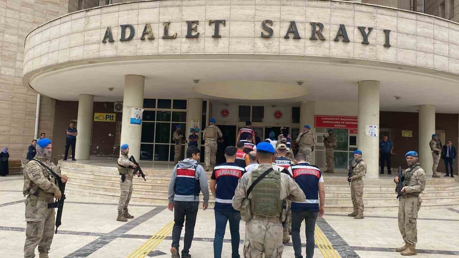 ŞANLIURFA’DA JANDARMA EKİPLERİ TARAFINDAN GERÇEKLEŞTİRİLEN GÖÇMEN KAÇAKÇILIĞI OPERASYONUNDA 10 ORGANİZATÖR HAKKINDA İŞLEM YAPILDI.