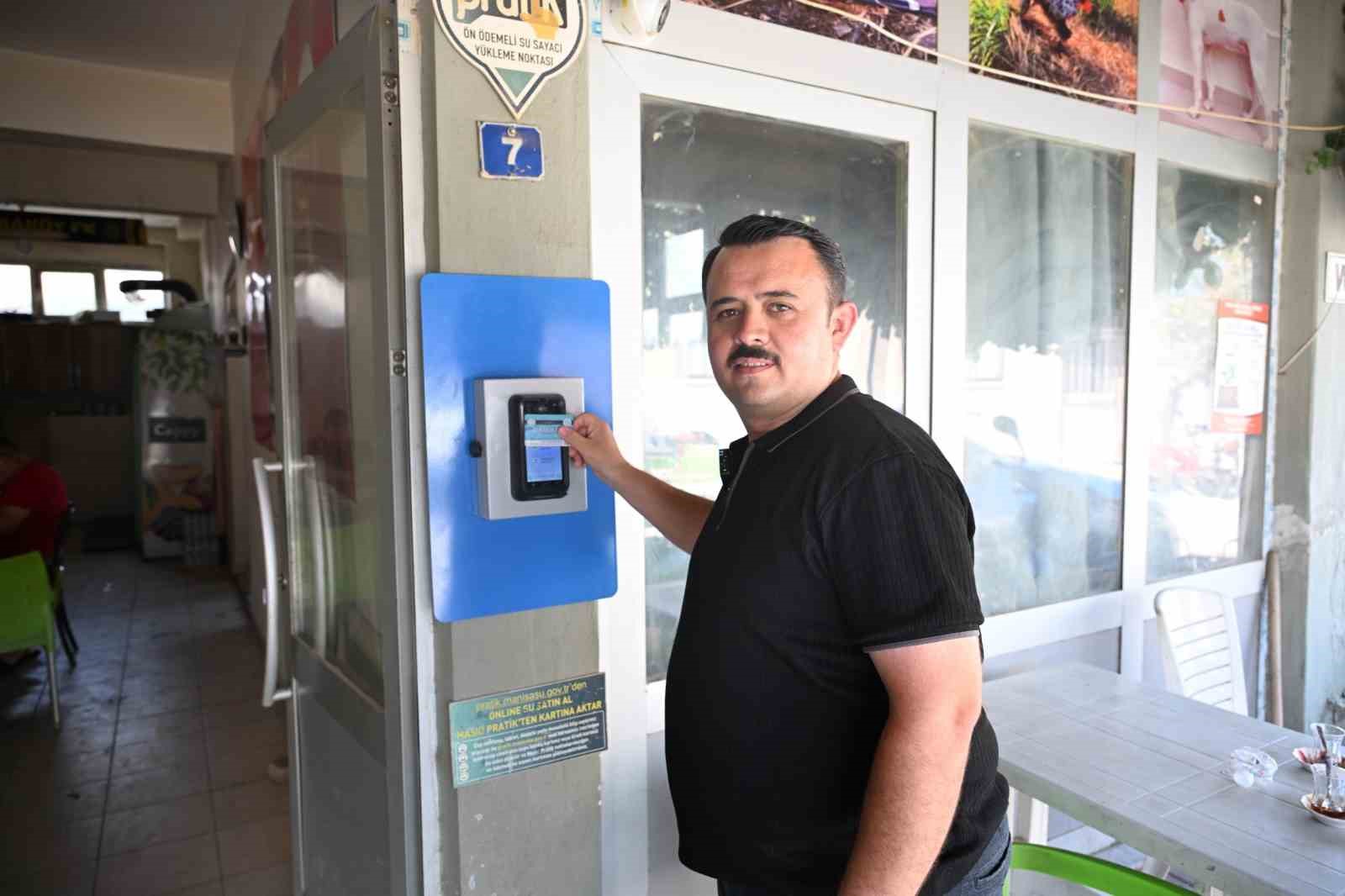 MANİSA SU VE KANALİZASYON İDARESİ (MASKİ) GENEL MÜDÜRLÜĞÜ TARAFINDAN GELİŞTİRİLEN MASKİ GO CİHAZLARI, İL GENELİNDE YAYGINLAŞTIRILIYOR. SU YÜKLEME, MANİSA KART DOLUMU VE FATURA ÖDEME İŞLEMLERİNİ TEK NOKTADA BULUŞTURAN SİSTEM, ÖZELLİKLE KIRSAL MAHALLELERDE YAŞAYAN VATANDAŞLARIN GÜNLÜK HAYATINI KOLAYLAŞTIRIYOR.