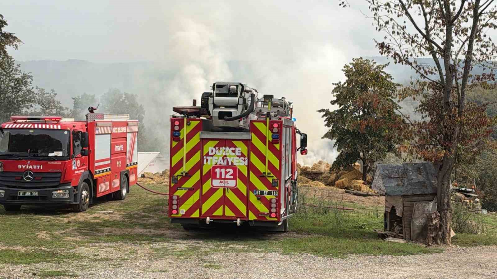 DÜZCE’DE BESİ ÇİFTLİĞİNİN SAMANLIĞINDA ÇIKAN YANGIN EKİPLERİN YOĞUN MÜDAHALESİ SONRASINDA BÖLGEDE BULUNAN DİĞER YAPILARA SIÇRAMADAN SÖNDÜRÜLDÜ.