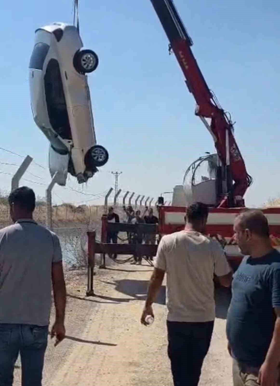 BATAN OTOMOBİL, İTFAİYE DALGIÇ EKİPLERİ VE VİNÇ YARDIMIYLA ÇIKARTILDI.