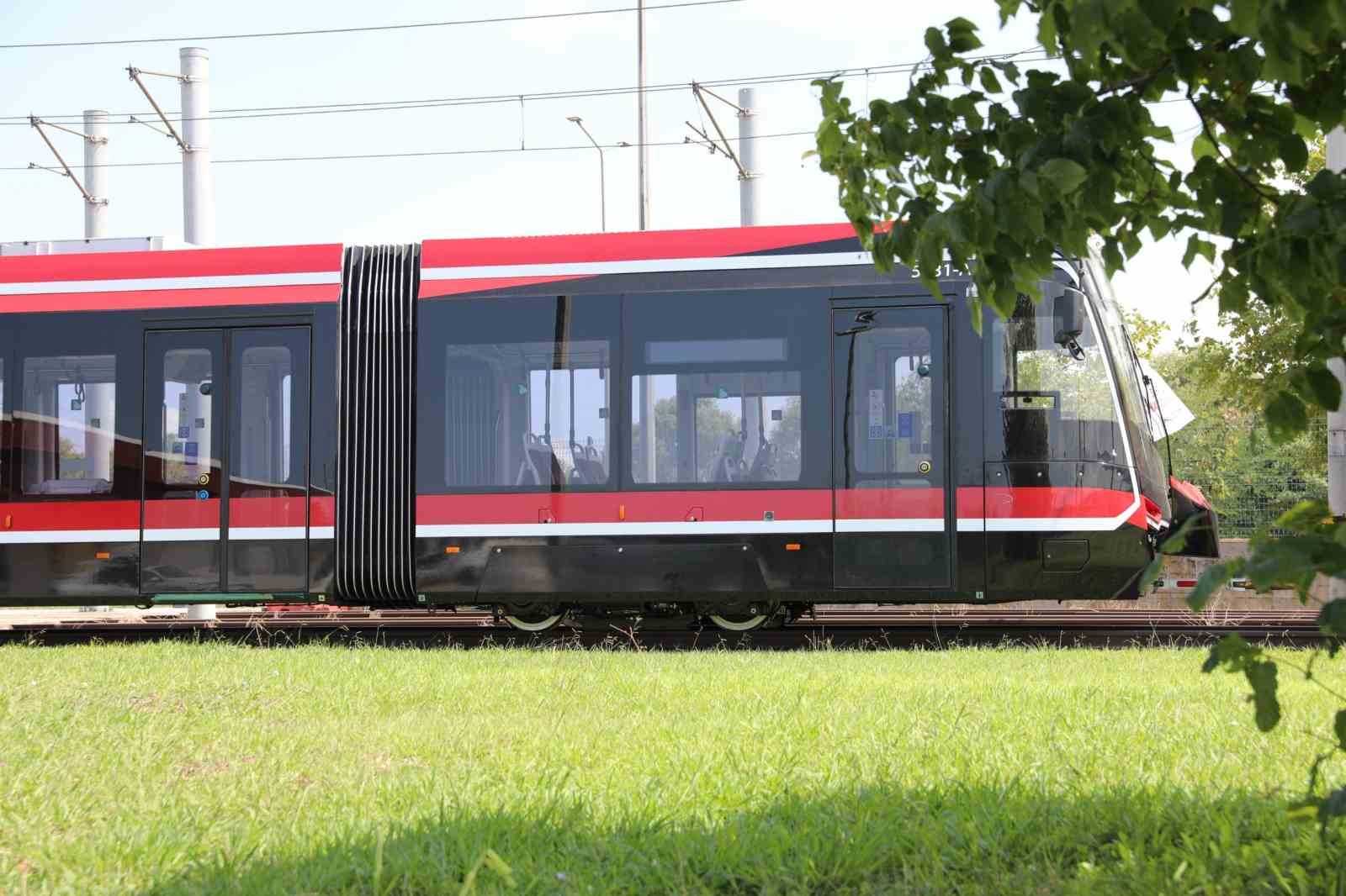 SAMSUN BÜYÜKŞEHİR BELEDİYESİ (SBB) TARAFINDAN ŞEHRE KAZANDIRILAN 12 YENİ TRAMVAYIN İKİNCİSİ DE KENTE ULAŞTI. İLK TRAMVAYIN TEST AŞAMASINDA SONA YAKLAŞILIRKEN KENTE GELEN İKİNCİ TRAMVAYIN DA MONTAJ VE TEST SÜRECİ BAŞLADI.