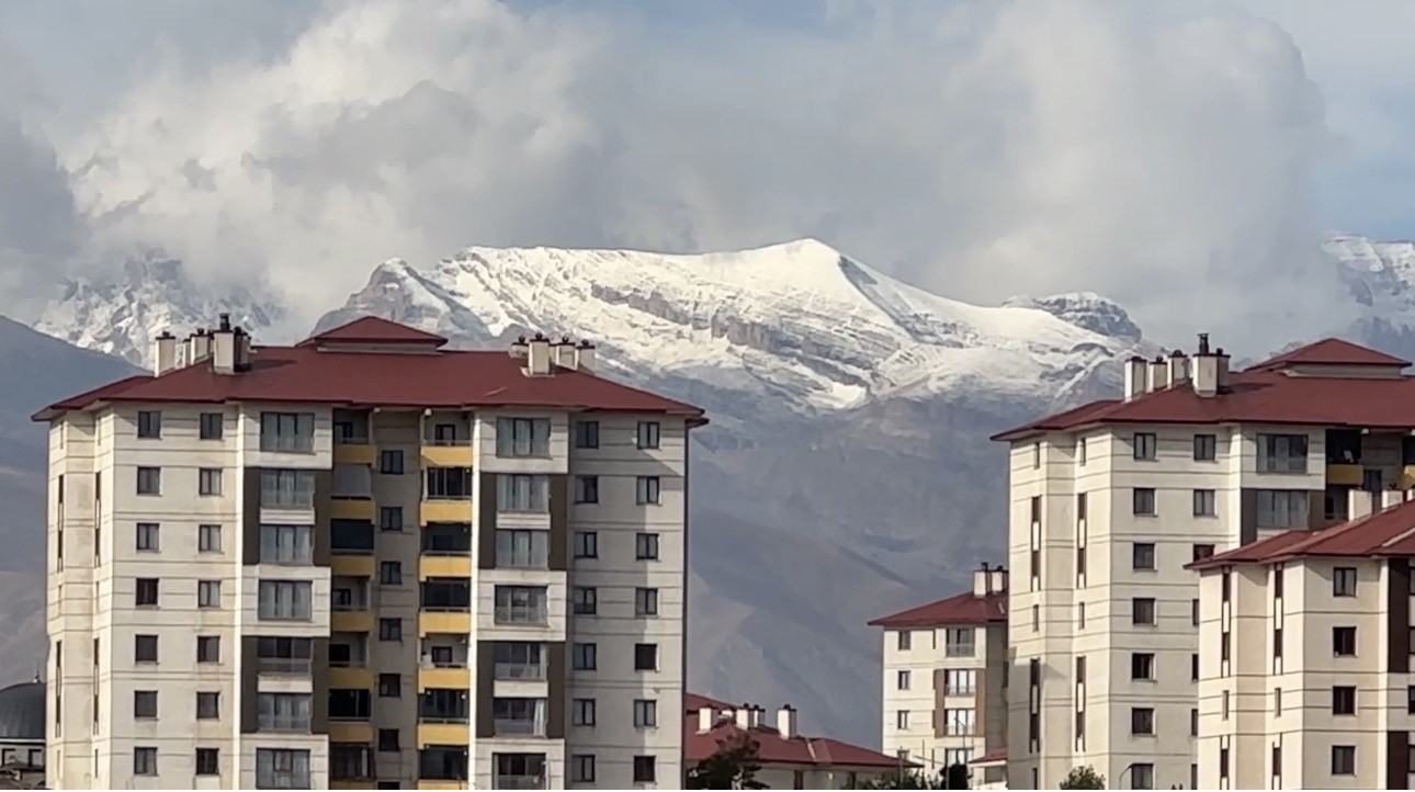HAKKARİ'NİN YÜKSEKOVA İLÇESİNDE ETKİLİ OLAN SOĞUK HAVA VE YAĞIŞ, YÜKSEK KESİMLERDE KAR YAĞIŞINI BERABERİNDE GETİRDİ.