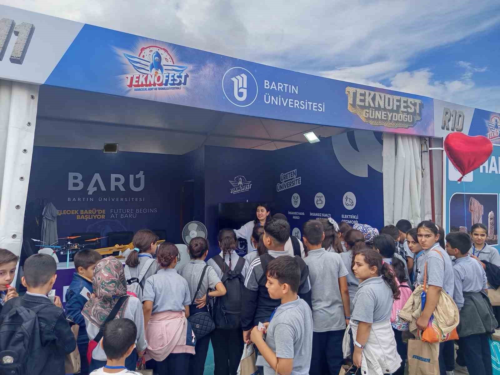 BARTIN ÜNİVERSİTESİ (BARÜ), BU YIL ŞANLIURFA'DA DÜZENLENEN TEKNOFEST 2026’DA BİLİM VE TEKNOLOJİ ALANINDAKİ ÇALIŞMALARINI TANITIRKEN ÖĞRENCİLERİNİN GELİŞTİRDİĞİ PROJELERİ DE ZİYARETÇİLERLE BULUŞTURUYOR.