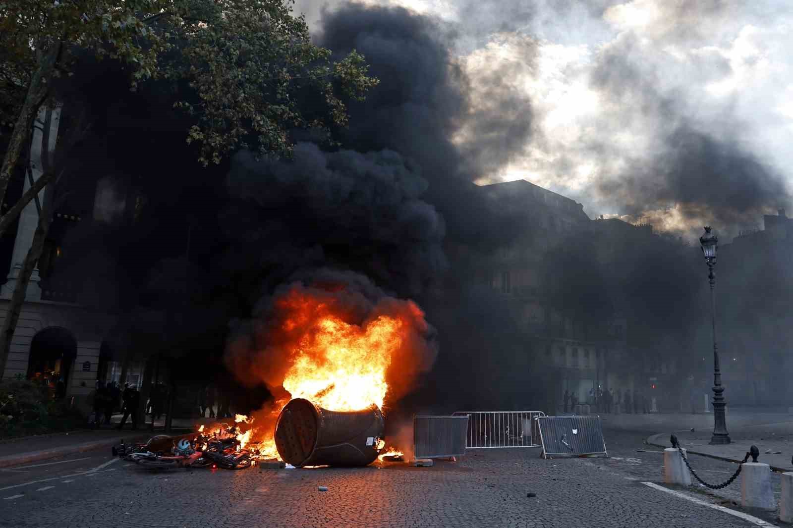 FRANSA’NIN BAŞKENTİ PARİS’TE SARI YELEKLİLER HAREKETİNİ YENİDEN CANLANDIRMA ÇAĞRISIYLA HAYAT PAHALILIĞI VE EĞİTİM SİSTEMİNDEKİ SORUNLARA KARŞI DÜZENLENEN PROTESTOLARDA ARAÇLAR VE ÇÖP KONTEYNERLERİ ATEŞE VERİLDİ, MAĞAZALAR YAĞMALANDI VE 13’Ü ÇOCUK 195 KİŞİ GÖZALTINA ALINDI.