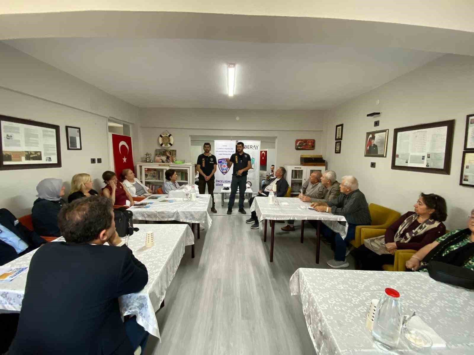 BURSA EMNİYET MÜDÜRLÜĞÜ SİBER SUÇLARLA MÜCADELE ŞUBE MÜDÜRLÜĞÜ TARAFINDAN SİBERAY FARKINDALIK PROGRAMI KAPSAMINDA, TÜRKİYE EMEKLİ ASTSUBAYLAR DERNEĞİ (TEMAD) ÜYESİ YAKLAŞIK 40 VATANDAŞA SİBER SUÇLARLA MÜCADELE KONUSUNDA EĞİTİM VERİLDİ.