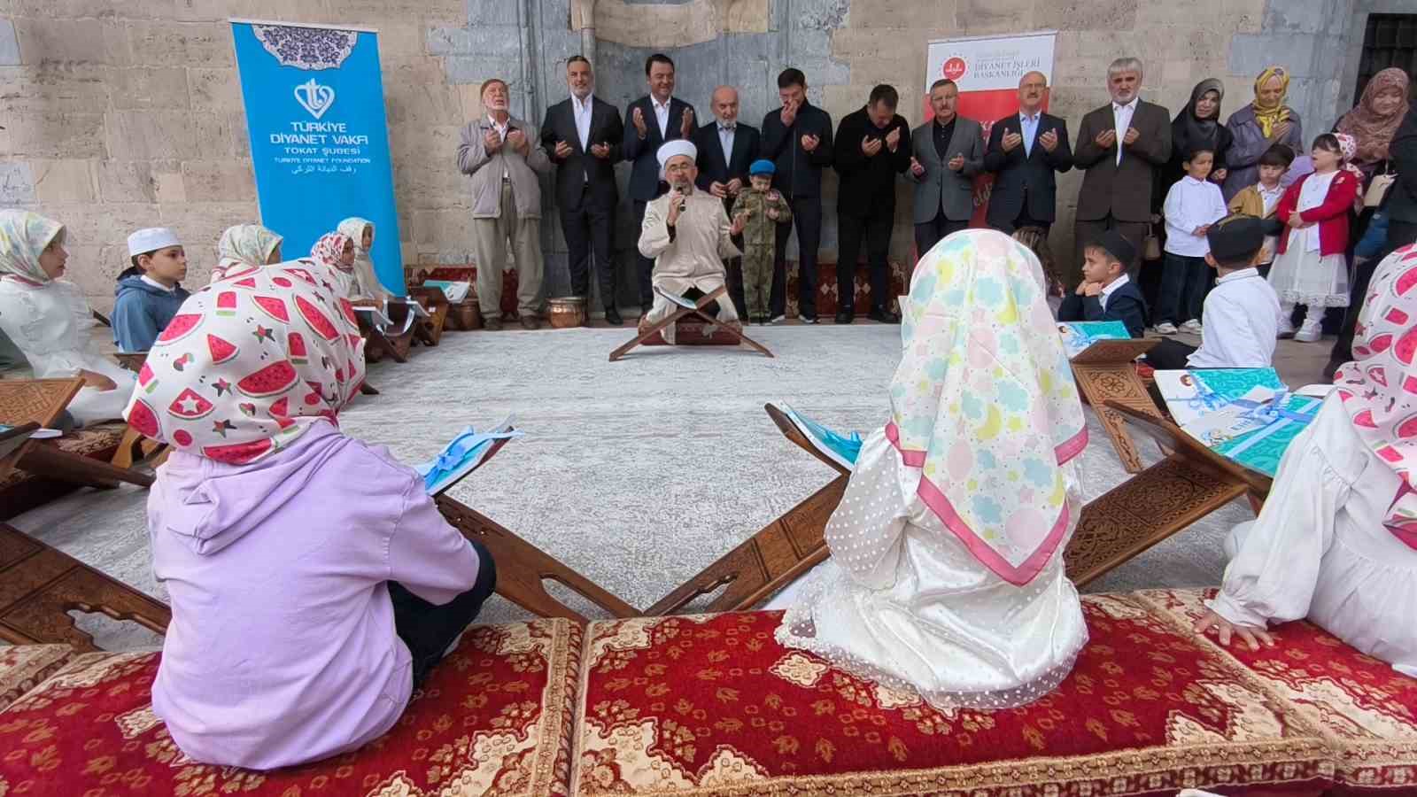 TOKAT’TA BU YIL İKİNCİSİ DÜZENLENEN OSMANLI GELENEĞİ AMİN ALAYI PROGRAMINDA, 4-6 YAŞ GRUBU ÖĞRENCİLER TARİHİ SULUSOKAK’TAN ALİPAŞA CAMİİ’NE YÜRÜYEREK DUA ETTİ.