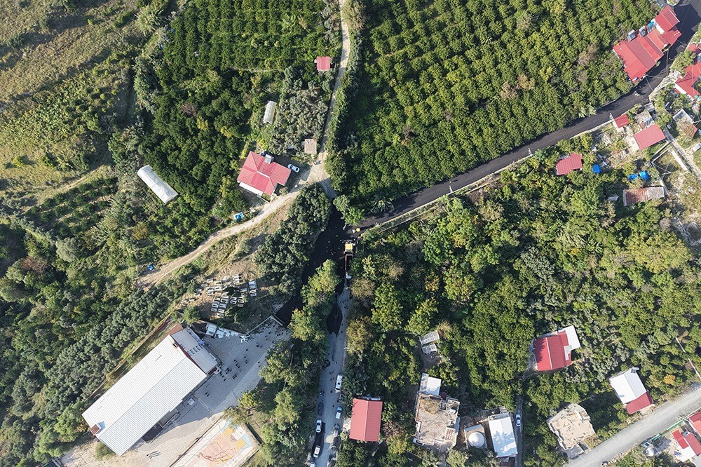 HATAY BÜYÜKŞEHİR BELEDİYESİ’NİN SAMANDAĞ İLÇESİNDE YÜRÜTTÜĞÜ ÇALIŞMALARLA BİRLİKTE KUŞALANI MAHALLESİ’NDE BULUNAN OKULLAR BÖLGESİNDE 20 YILLIK KRONİK SORUNA ALT YAPI VE ASFALTLANAN YOLLA BİRLİKTE KALICI OLARAK ÇÖZÜM BULDU.