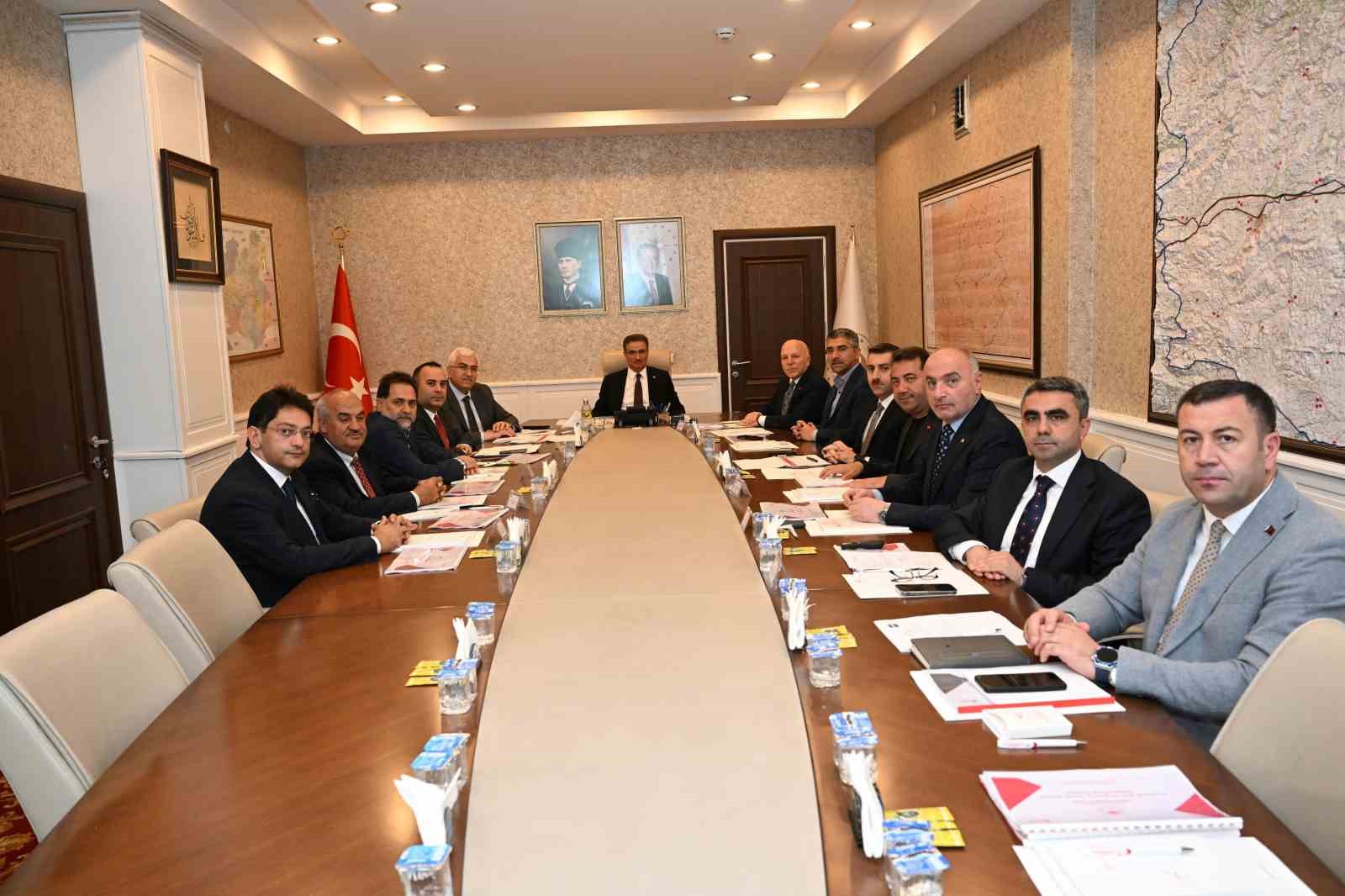 ERZURUM'DA KIRSAL KALKINMAYI DESTEKLEMEK VE KÖKLÜ HAYVANCILIK KÜLTÜRÜNÜ VİZYONER BİR ANLAYIŞLA GELECEĞE TAŞIMAK AMACIYLA PLANLANAN TARIMA DAYALI İHTİSAS ORGANİZE SANAYİ BÖLGESİ (TDİOSB) PROJESİNDE ÖNEMLİ BİR AŞAMA GERİDE BIRAKILDI.
