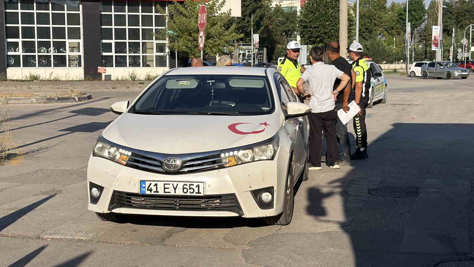 BOLU’DA, D-100 KARA YOLUNDA AYNI YÖNDE İLERLEYEN KAMYON İLE OTOMOBİLİN ÇARPIŞTIĞI KAZADA YARALANAN OLMAZKEN, OTOMOBİLDE HASAR MEYDANA GELDİ.