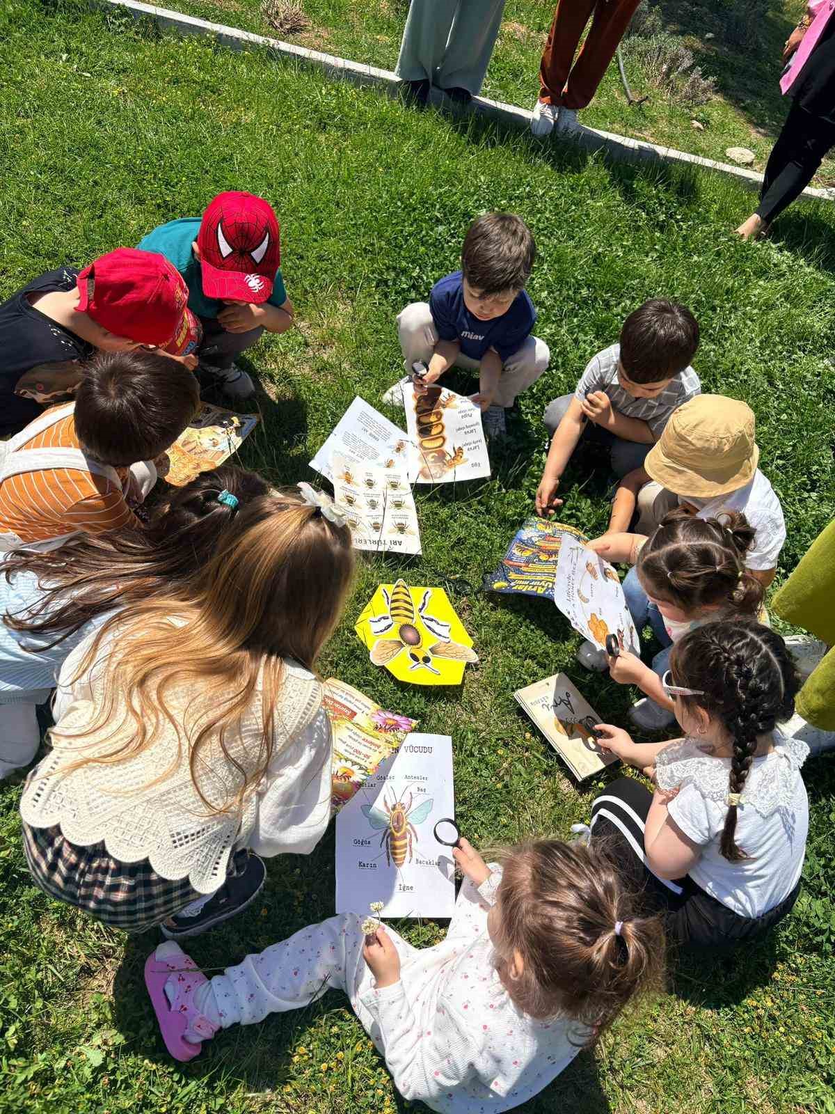 YUNUSEMRE BELEDİYESİ ÇOCUK KÜLTÜR VE SANAT MERKEZLERİ, ÇOCUKLARIN EĞİTİMDEN SANATA, KÜLTÜRDEN SOSYAL GELİŞİME KADAR BİRÇOK ALANDA KENDİLERİNİ GELİŞTİRMELERİNE KATKI SAĞLIYOR. MERKEZLERDEN YARARLANAN VELİLER, ÇOCUKLARININ KISA SÜREDEKİ DEĞİŞİMİNDEN DUYDUKLARI MEMNUNİYETİ DİLE GETİRDİ.