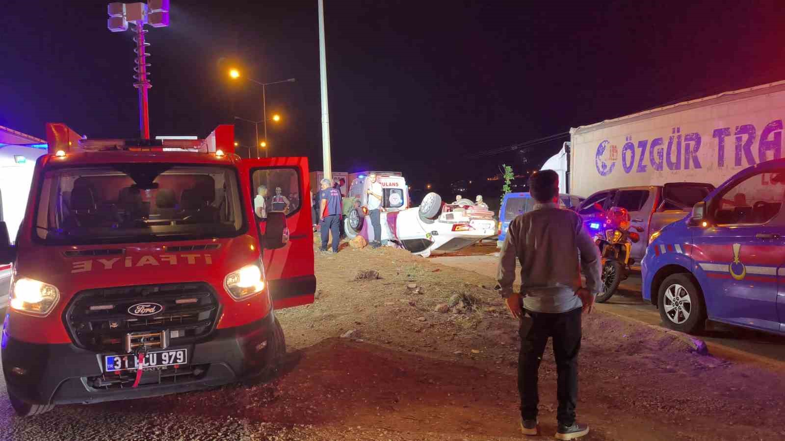 HATAY’DA HAFİF TİCARİ ARAÇLA ÇARPIŞAN OTOMOBİLİN TAKLA ATARAK 2 TIR SÜRÜCÜSÜNE ÇARPTIĞI KAZADA 6 KİŞİ YARALANDI.