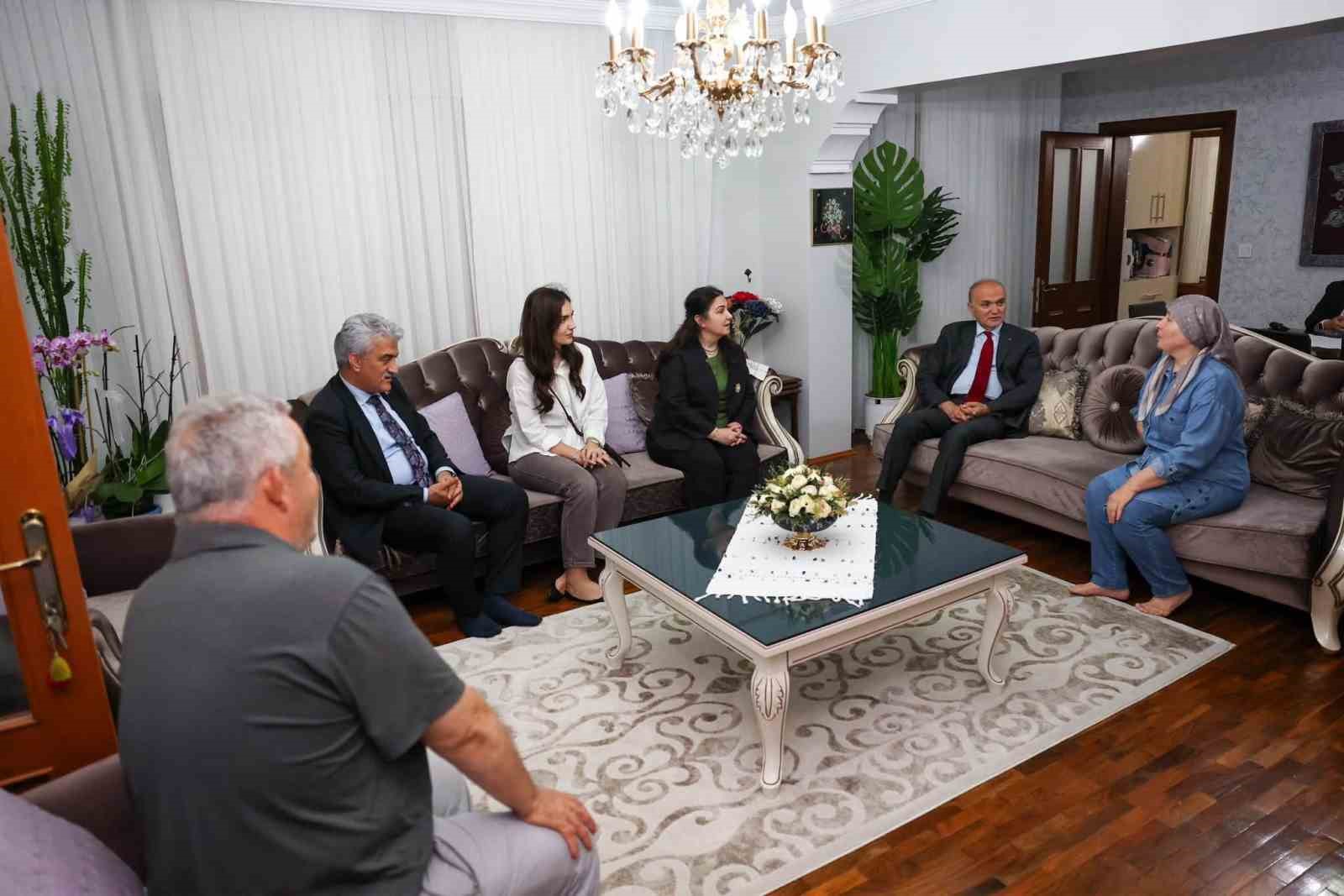 KAYNAŞLI BELEDİYE BAŞKANI EFDAL ALTUNDAL, GEÇİRDİĞİ OPERASYONUN ARDINDAN EVİNDE İSTİRAHAT EDERKEN DÜZCE PROTOKOLÜ TARAFINDAN YALNIZ BIRAKILMADI.