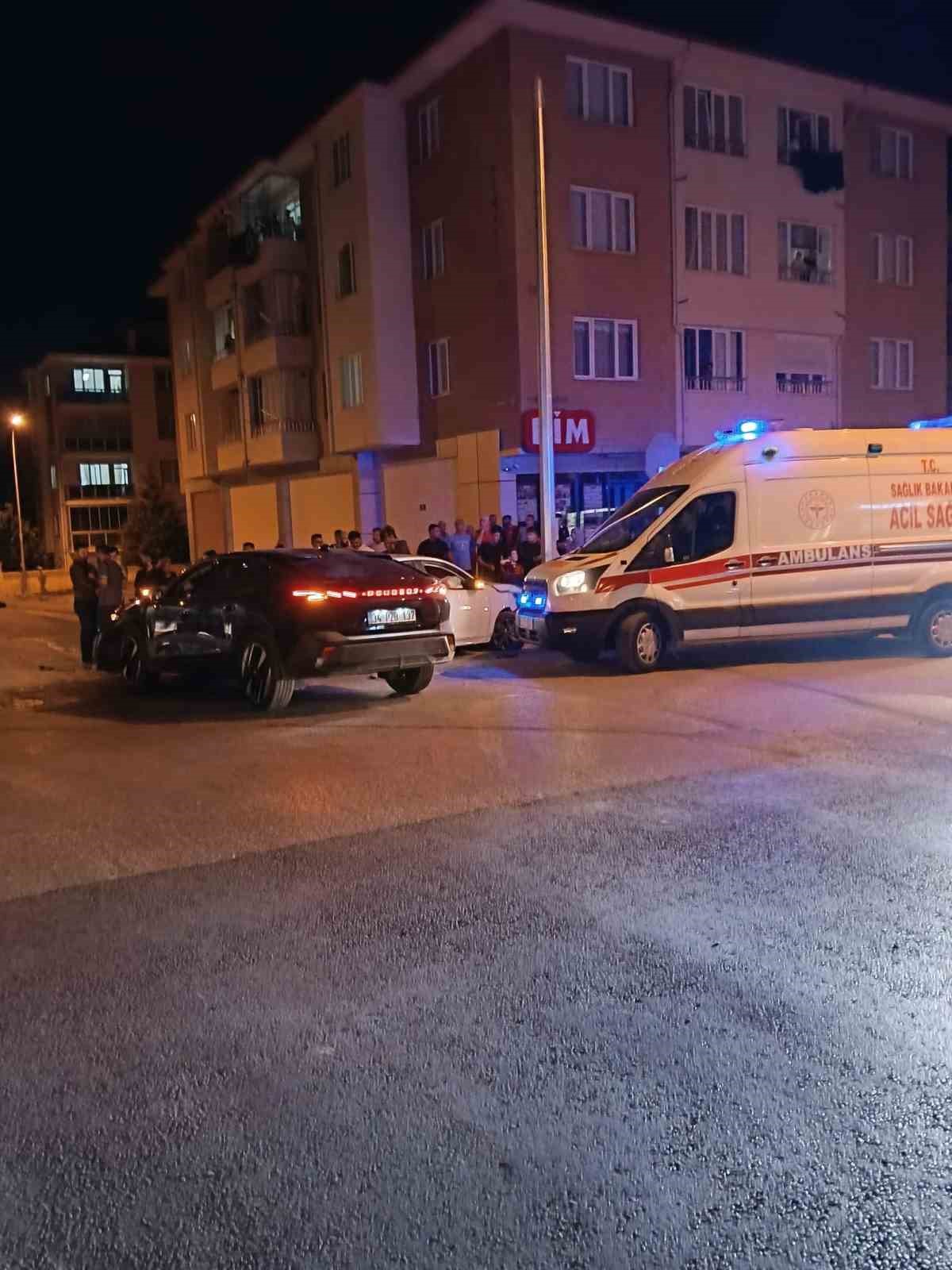 ESKİŞEHİR'DE  İLÇESİNDE İKİ ARACIN ÇARPIŞMASI SONUCU MEYDANA GELEN TRAFİK KAZASINDA ŞANS ESERİ YARALANAN OLMAZKEN, ARAÇLAR KULLANILAMAZ HALE GELDİ. YAPILAN KONTROLLERDE 1,62 PROMİL ALKOLLÜ OLDUĞU BELİRLENEN ERKEK SÜRÜCÜ C.B.'YE 25 BİN TL CEZA KESİLEREK EHLİYETİNE 6 AY SÜREYLE EL KONULDU.