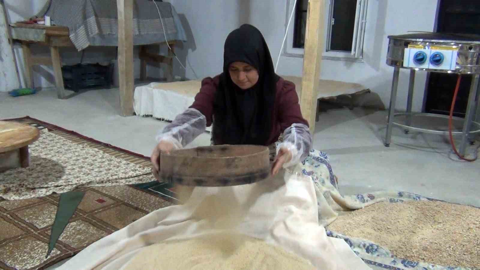 SAFİYE YILMAZ’IN KENDİ ÜRETİMİ OLAN ERİŞTE, PEKMEZ, TARHANA, KUŞBURNU VE ÇEŞİTLİ YÖRESEL ÜRÜNLER TÜKETİCİLERLE BULUŞUYOR.