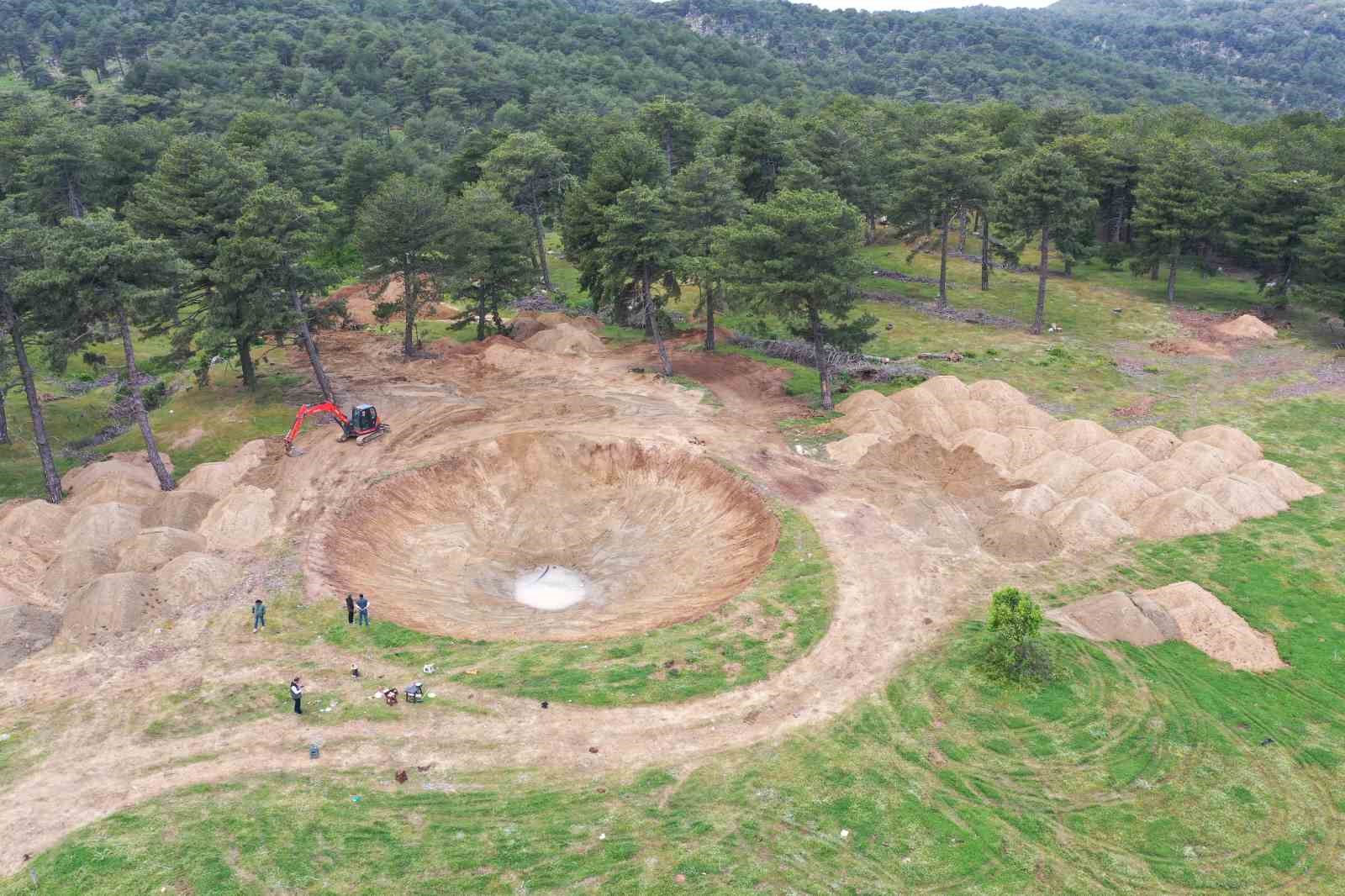 BALIKESİR ORMAN BÖLGE MÜDÜRLÜĞÜ TARAFINDAN EDREMİT ORMAN İŞLETME MÜDÜRLÜĞÜ SORUMLULUK ALANINDA YENİ BİR HELİKOPTER YANGIN HAVUZU HİZMETE ALINDI. BURHANİYE’NİN KIRTIK MAHALLESİ ORMANLIK ALANINDA OLUŞTURULAN HAVUZUN SU ALIMINA BAŞLADIĞI BİLDİRİLDİ.