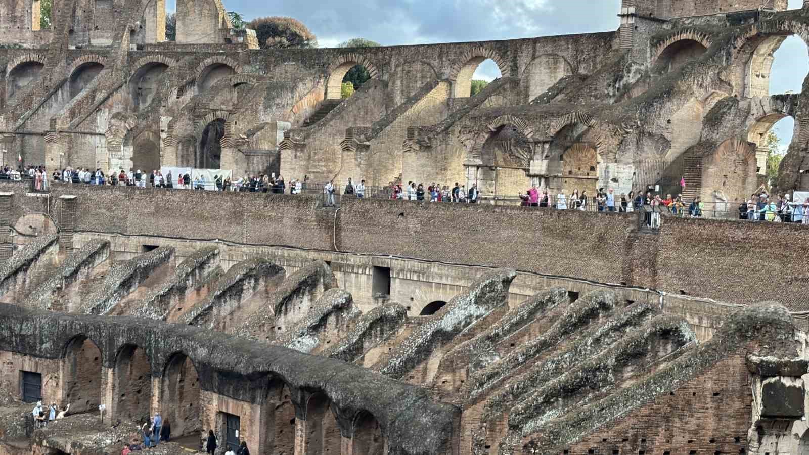TROYA SAVAŞLARI'NIN YAŞANDIĞI TROYA ÖREN YERİ'NDEN ÇIKAN ESERLER, ROMA'NIN DÜNYACA ÜNLÜ SİMGE YAPISI OLAN KOLEZYUM'DAKİ 'TROİA VE ROMA: ANTİK AKDENİZ'İN MİTLERİ, EFSANELERİ VE HİKAYELERİ' SERGİSİNDE SERGİLENDİ.