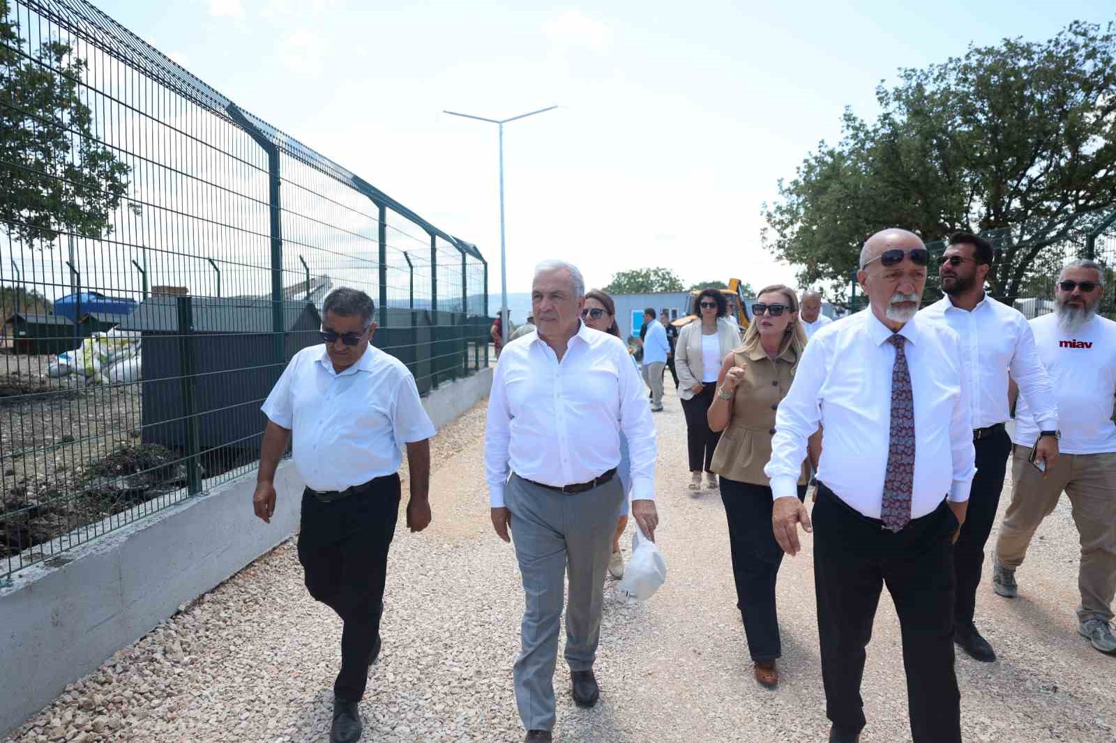 NİLÜFER BELEDİYESİ, KARACAOBA MAHALLESİ’NDE 49 BİN 500 METREKARELİK ALANDA HİZMET VERECEK UMUT AĞACI SAHİPSİZ HAYVANLAR DOĞAL YAŞAM VE SAHİPLENDİRME MERKEZİ, CAN DOSTLARI AĞIRLAMAYA BAŞLADI. YAKINDA RESMİ AÇILIŞI YAPILACAK MERKEZ, 3 BİN SOKAK HAYVANINA MODERN VE DOĞAL BİR YAŞAM ALANI SUNACAK.