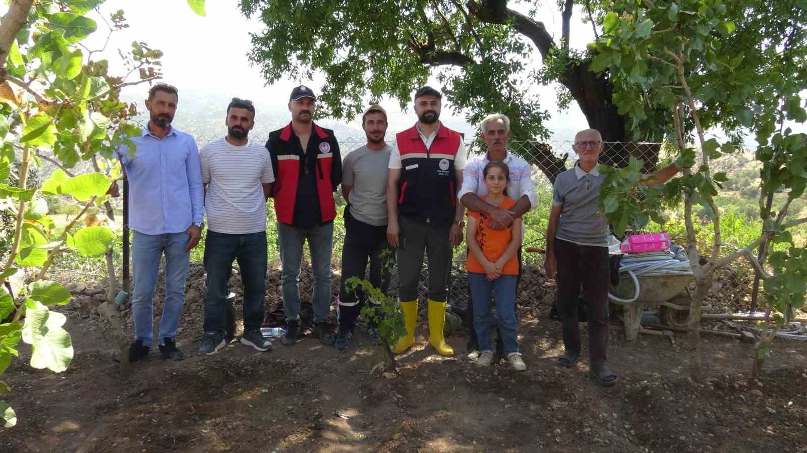BATMAN'IN GERCÜŞ İLÇESİNE BAĞLI POYRAZ KÖYÜNDE YAŞAYAN ÇİFTÇİ MEHMET SALİH DEMİR, İNTERNETTE GÖRDÜĞÜ SAFRAN BİTKİSİNİ MERAK EDEREK BAŞLADIĞI DENEME EKİMİNDEN YÜKSEK VERİM ALDI.