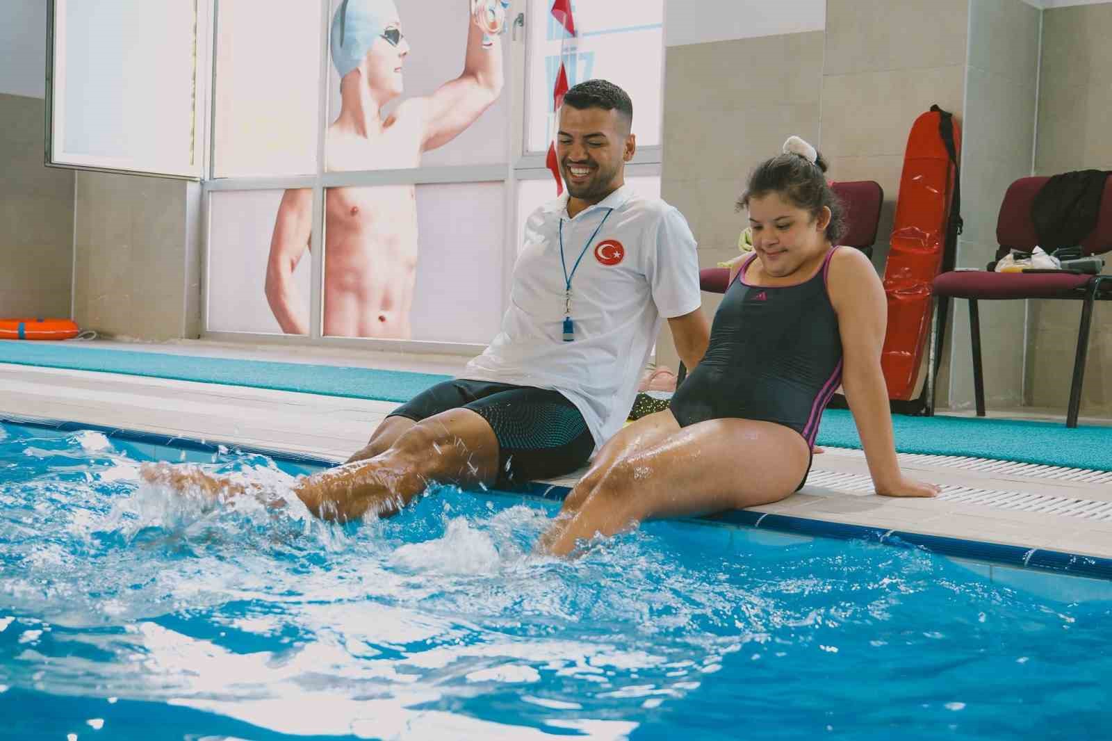 AYDIN’DA ÖZEL SPORCULAR, PINARBAŞI YÜZME HAVUZU’NDA DÜZENLENEN ÇALIŞMALARLA YÜZME SPORUYLA BULUŞTURULUYOR.