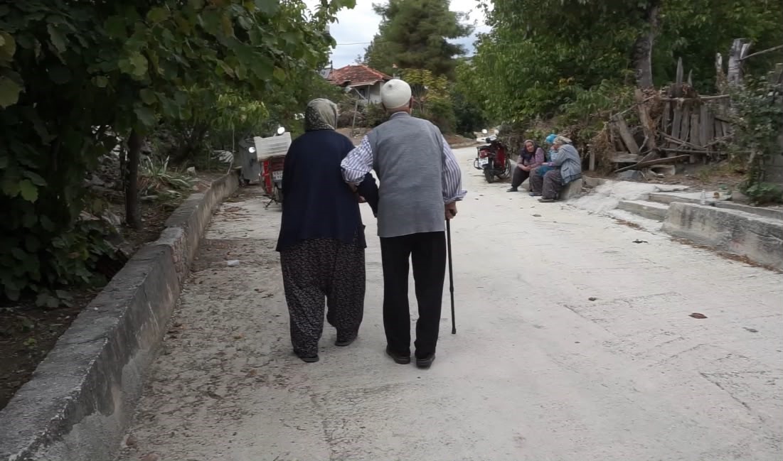 BURDUR'UN GÖLHİSAR İLÇESİNDE YAŞAYAN RAMAZAN VE NAZİRE EROĞUZ ÇİFTİ, 72 YILLIK EVLİLİKLERİYLE YILLARA MEYDAN OKUYOR. 1931 DOĞUMLU ÇİFT, HAYATIN TÜM ZORLUKLARINI BİRLİKTE GÖĞÜSLERKEN, ARADAN GEÇEN ONLARCA YILA RAĞMEN BİRBİRLERİNE OLAN BAĞLILIKLARINDAN VAZGEÇMEDİ.