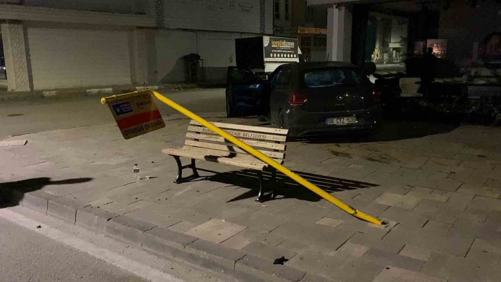 BURSA’NIN İNEGÖL İLÇESİNDE GECE SAATLERİNDE MEYDANA GELEN KAZADA KONTROLDEN ÇIKAN OTOMOBİL KALDIRIMA ÇIKARAK TABELALARI DEVİRDİ. KAZADA OTOMOBİL SÜRÜCÜSÜ YARALANDI.