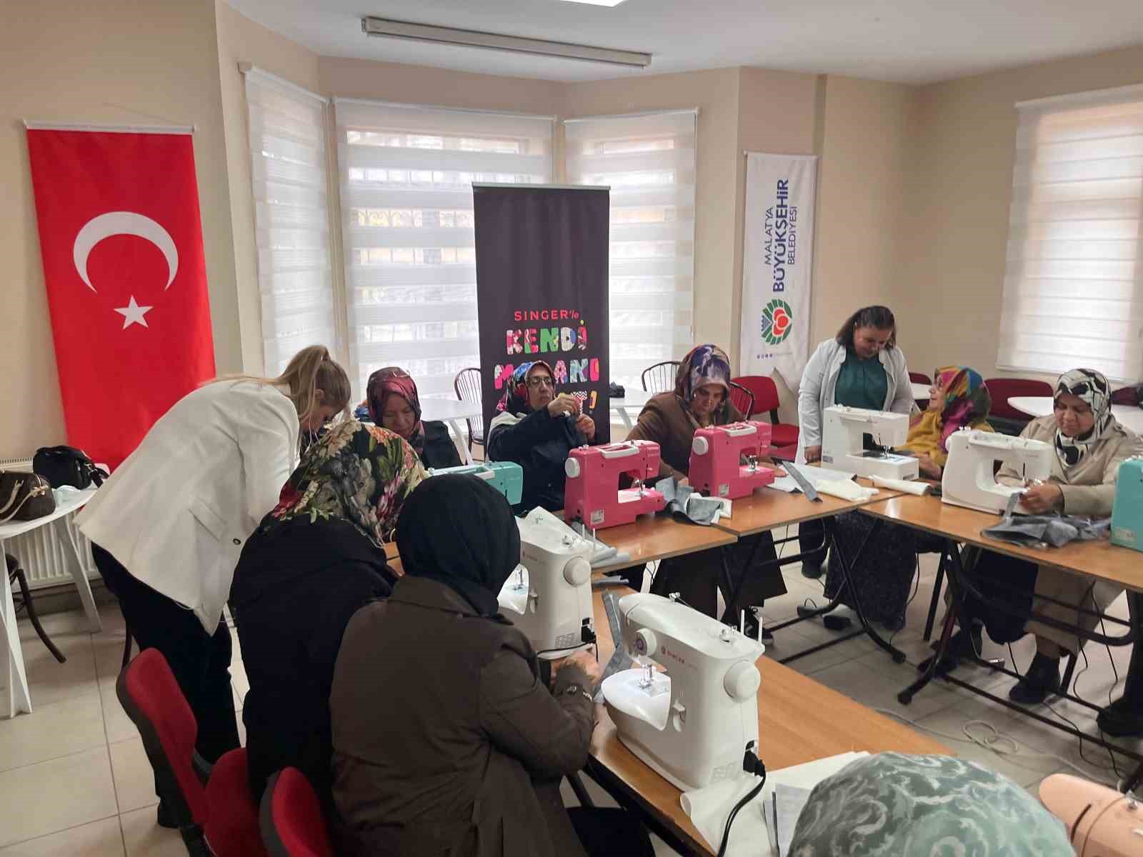 BÜYÜKŞEHİR BELEDİYESİNE BAĞLI EĞİTİM MERKEZLERİNDE DÜZENLENEN SİNGER WORKSHOP ETKİNLİKLERİNDE KURSİYERLER VE ÖĞRENCİ VELİLERİ, UYGULAMALI ÇANTA DİKİMİ ATÖLYESİNDE BİR ARAYA GELDİ.