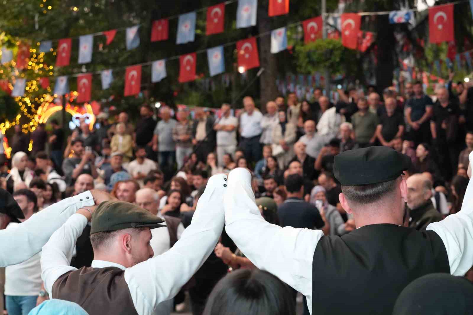TRABZON İLE MARDİN ARASINDAKİ GÖNÜL KÖPRÜSÜNÜ PEKİŞTİRMEK AMACIYLA MARDİN TRABZONSPOR TARAFTAR DERNEĞİ İŞ BİRLİĞİYLE TRABZON'DA BULGUR FESTİVALİ DÜZENLENDİ.