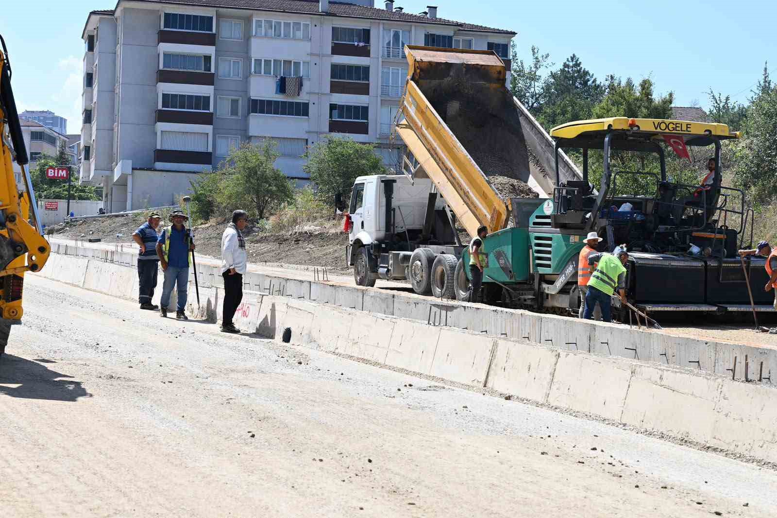 KARABÜK BELEDİYE BAŞKANI ÖZKAN ÇETİNKAYA, BELEDİYE TARAFINDAN AYDINLIKEVLER MAHALLESİ HALİM DERESİ ISLAH PROJESİ VE KENTİN ANA ARTERLERİNDEN ESENTEPE MAHALLESİ'NDEKİ ÇALIŞMALARI İNCELEDİ.
