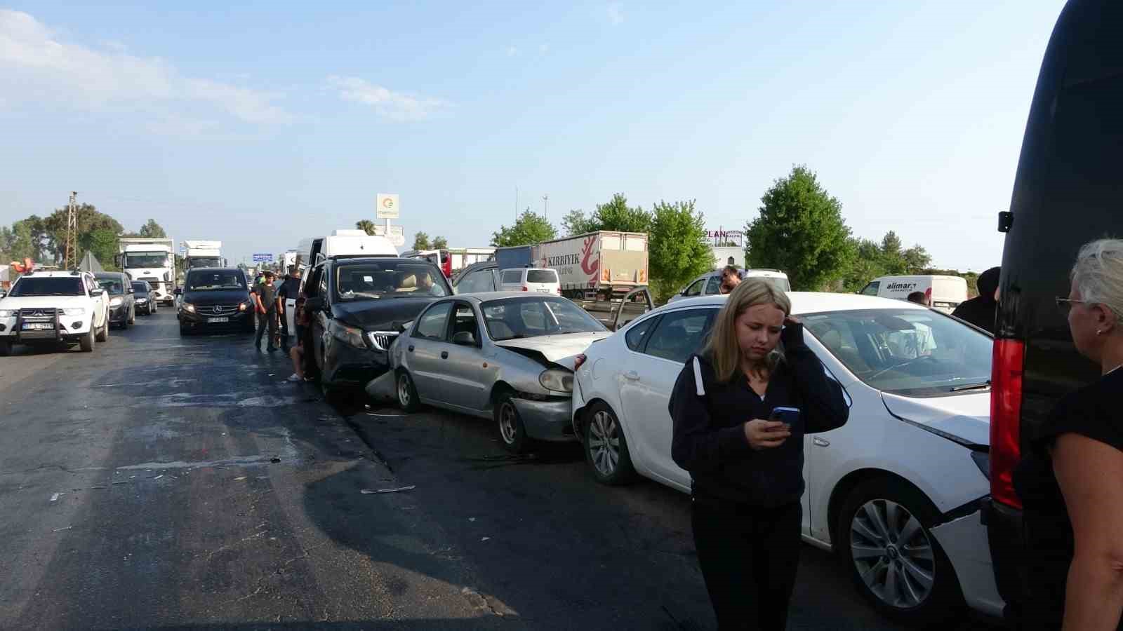 ANTALYA'NIN MANAVGAT İLÇESİNDE 3'Ü TUR ARACI OLMAK ÜZERE 6 ARACIN KARIŞTIĞI ZİNCİRLEME TRAFİK KAZASINDA ARALARINDA YABANCI UYRUKLU TURİSTLERİN DE BULUNDUĞU 17 KİŞİ YARALANDI.