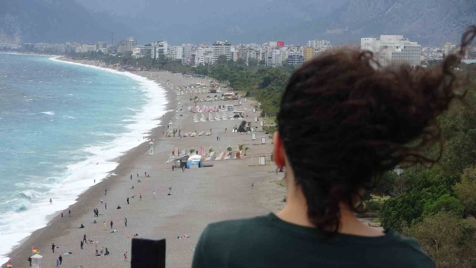 METEOROLOJİ GENEL MÜDÜRLÜĞÜNÜN UYARIDA BULUNDUĞU ANTALYA'DA ÖĞLE SAATLERİNDE ANİDEN BAŞLAYAN FIRTINA, DEV DALGALAR OLUŞTURDUĞU DÜNYACA ÜNLÜ SAHİLİ BEYAZA BÜRÜDÜ.