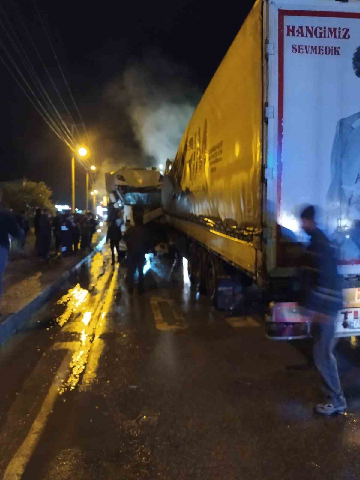 BİTLİS-BAYKAN KARA YOLUNDA İKİ TIRIN KAFA KAFAYA ÇARPIŞMASI SONUCU 2 KİŞİ YARALANDI.