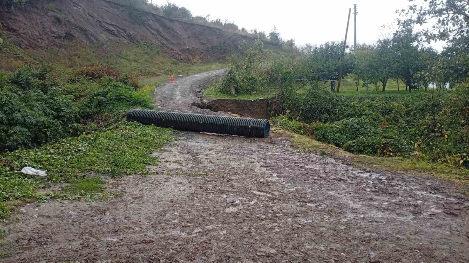 YAĞIŞLAR NEDENİYLE BİR MAHALLEDE EVLERE ULAŞIM SAĞLAYAN TALİ YOL ÇÖKERKEN, MAHALLE SAKİNLERİ MUHTEMEL BİR KAZANIN ÖNÜNE GEÇEBİLMEK İÇİN BARİKAT KURARAK YOLA GİRİŞ ÇIKIŞLARI KAPATTI.
