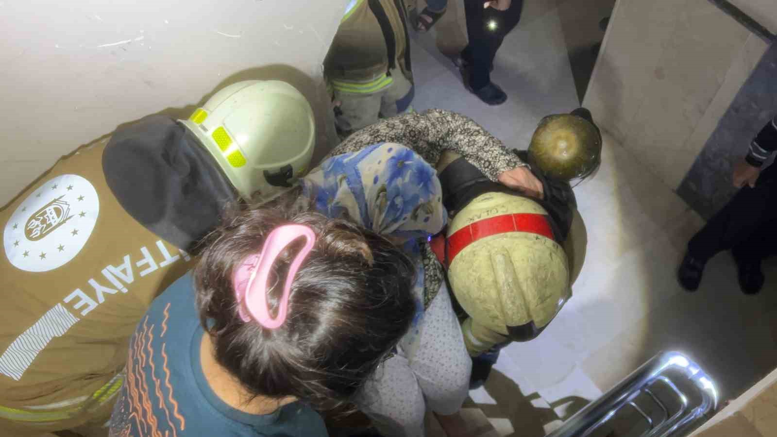 TAHLİYE SIRASINDA 2'NCİ KATTA MAHSUR KALAN VE DUMANDAN ETKİLENEN YAŞLI BİR KADIN, İTFAİYE EKİPLERİNİN MÜDAHALESİYLE BİNADAN ÇIKARILDI.