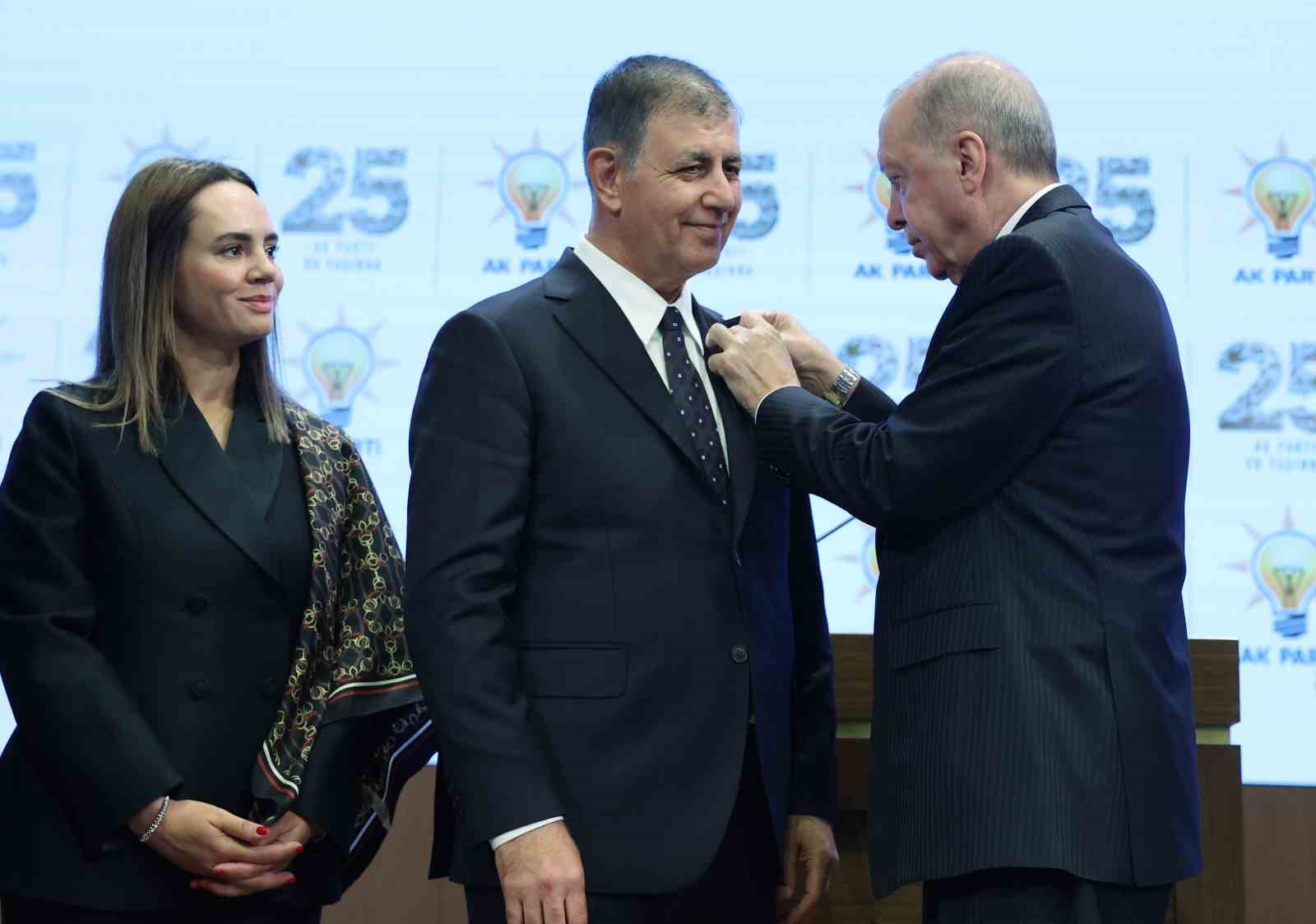 CUMHURBAŞKANI ERDOĞAN, AK PARTİ'YE KATILAN İZMİR BÜYÜKŞEHİR BELEDİYE BAŞKANI CEMİL TUGAY'A PARTİ ROZETİNİ TAKTI.