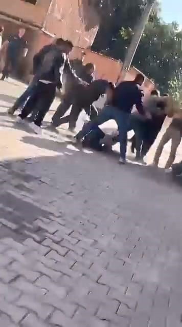 TARAFLAR BİRBİRLERİNE TEKME VE YUMRUKLARLA SALDIRIRKEN, ÇEVREDE BULUNANLAR DA YAŞANANLARI CEP TELEFONU KAMERASIYLA KAYDETTİ.