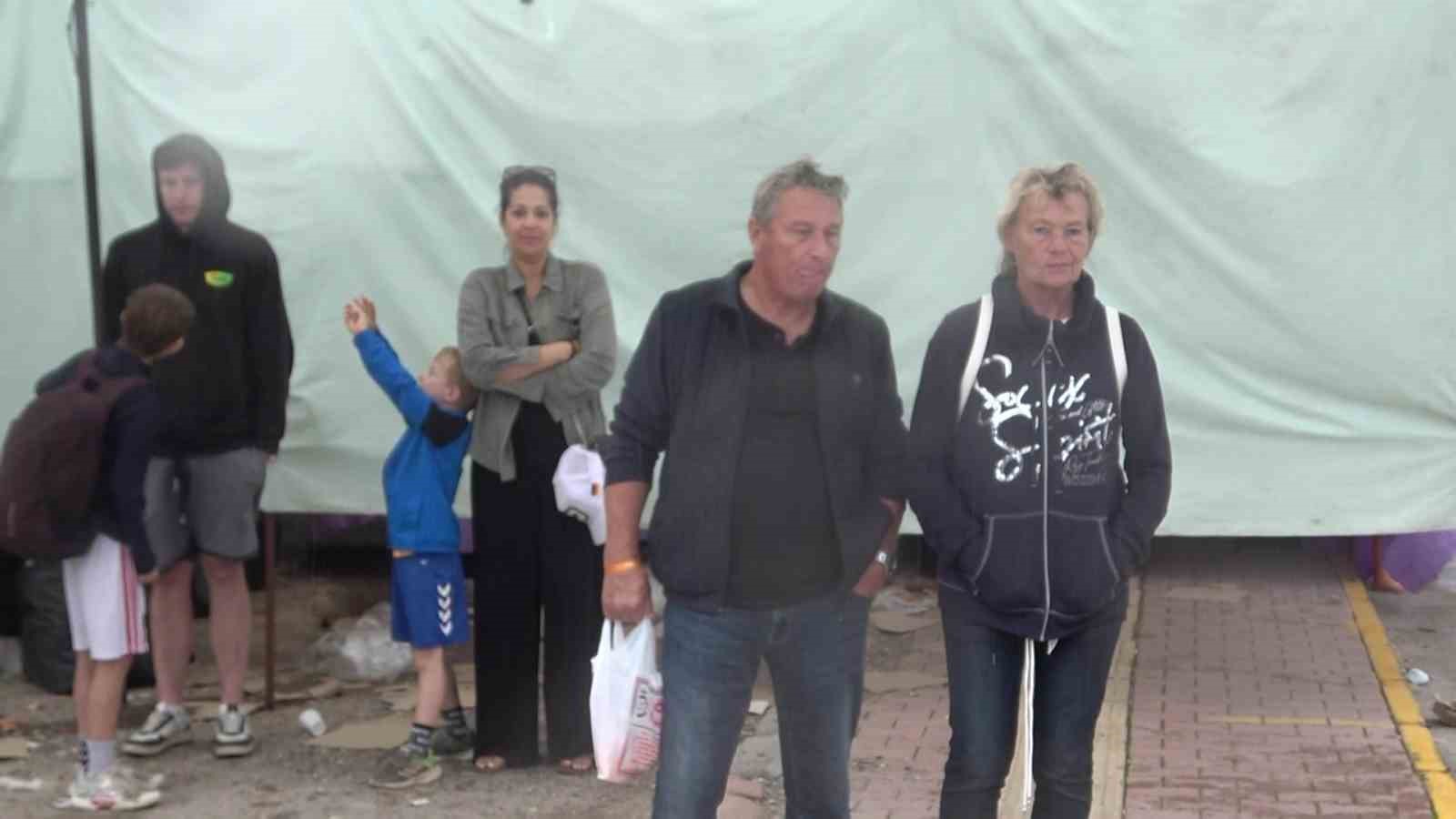 METEOROLOJİ GENEL MÜDÜRLÜĞÜNÜN YAĞIŞ, ŞİDDETLİ RÜZGAR VE FIRTINA UYARISINDA BULUNDUĞU ANTALYA'DA ÖĞLE SAATLERİNDE ANİ BASTIRAN RÜZGAR NEDENİYLE 'SOSYETE PAZARI' OLARAK BİLİNEN SEMT PAZARINDA TENTELER YERLERE DÜŞTÜ, ESNAF VE VATANDAŞLAR ZOR ANLAR YAŞADI.