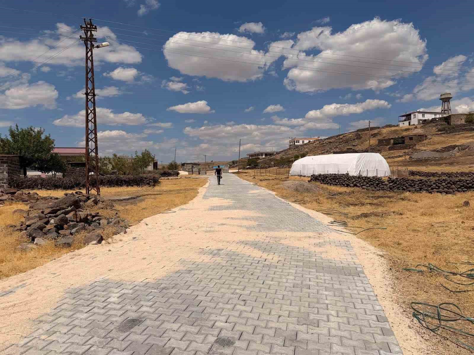 DİYARBAKIR’IN ÇERMİK İLÇE BELEDİYESİ TARAFINDAN MAHALLE YOLLARI PARKE TAŞLARI İLE DÖŞENİYOR.