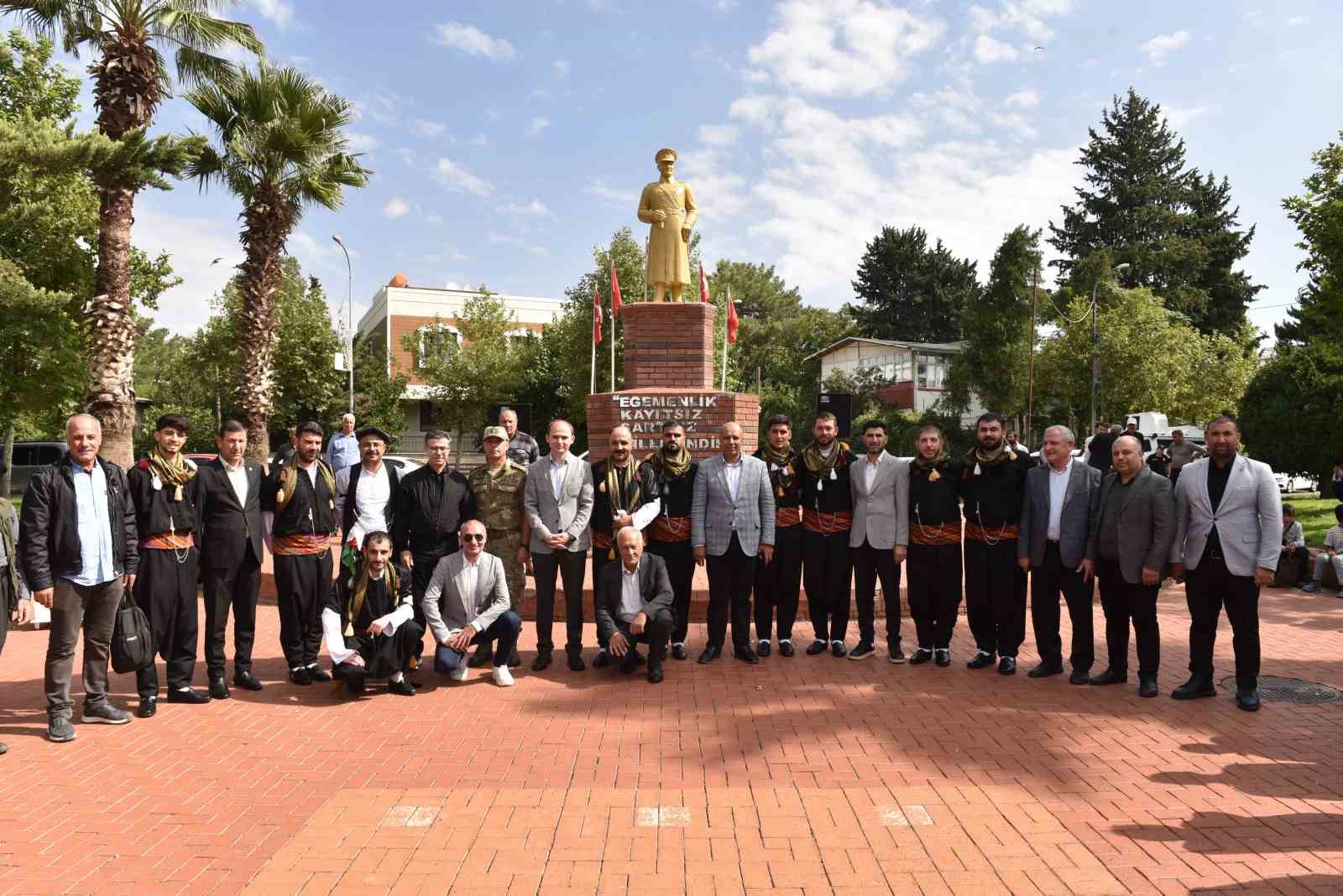 FESTİVAL KAPSAMINDA DÜZENLENEN YÜRÜYÜŞ, KANLIKUYU MEYDANI'NDAN BAŞLADI. SİVEREK KAYMAKAMI SALİH SAK, BELEDİYE BAŞKANI ALİ MURAT BUCAK, İLÇE PROTOKOLÜ VE VATANDAŞLARIN KATILDIĞI KORTEJ, CUMHURİYET MEYDANI OLARAK BİLİNEN ATATÜRK ANITI ÖNÜNDE SONA ERDİ.