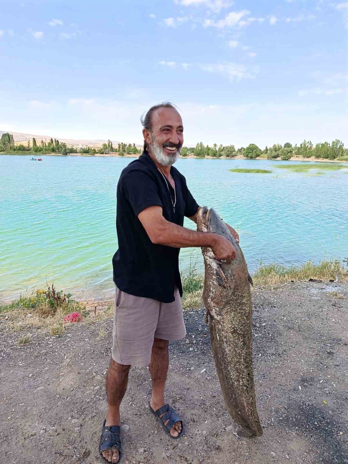 SİVAS SERPİNCİK GÖLETİNDE BALIK TUTMAYA GİDEN AHMET BIÇAKÇIGİL UNUTULMAYACAK BİR DENEYİM YAŞADI. OLTASINA TAKILAN 1,5 METRELİK YAYIN BALIĞI GÖRENLERİ ŞAŞIRTTI.