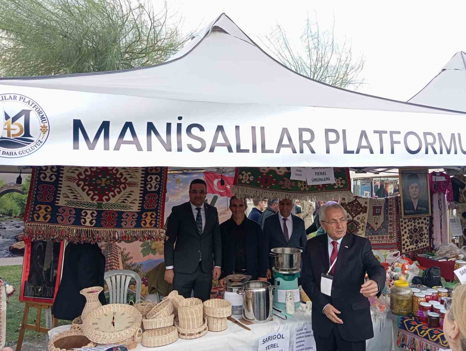 MANİSA’NIN 17 İLÇESİNİN YÖRESEL ÜRÜNLERİ VE EL SANATLARININ TANITILDIĞI İZMİR’DEKİ FUARDA, SARIGÖL’ÜN PEKMEZİ, EL İŞİ ÜRÜNLERİ VE KADIN GİRİŞİMCİLERİN HAZIRLADIĞI DOĞAL LEZZETLER İLGİ GÖRDÜ. SARIGÖL ÜZÜM KOOPERATİFİ BAŞKANI YUSUF TÜFEKÇİ, STANTTA PEKMEZ YAPIMINI TANITTI.