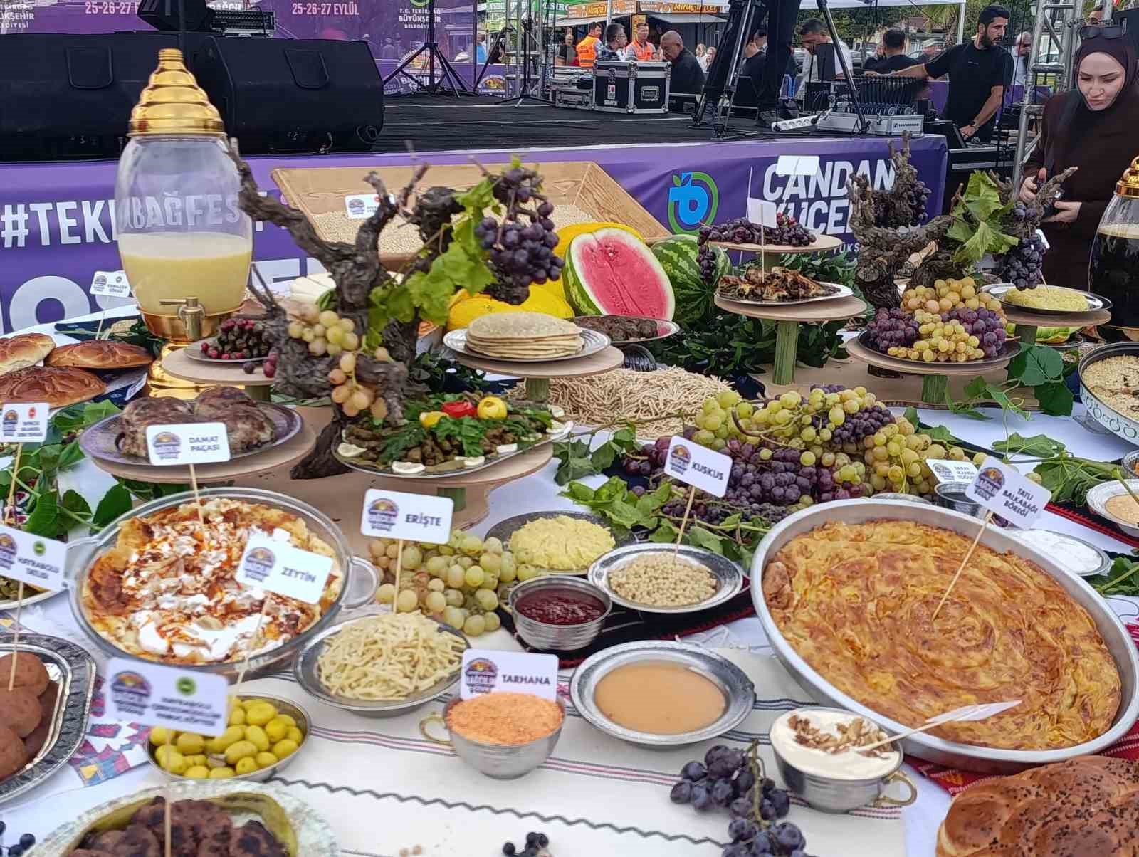 TEKİRDAĞ BÜYÜKŞEHİR BELEDİYESİ TARAFINDAN BU YIL İLK KEZ DÜZENLENEN 1. ULUSLARARASI GASTRONOMİ VE BAĞCILIK FESTİVALİ, KORTEJ YÜRÜYÜŞÜ, HALK OYUNLARI GÖSTERİLERİ VE ÇEŞİTLİ ETKİNLİKLERLE BAŞLADI. TÜRKİYE’NİN YANI SIRA FARKLI ÜLKELERDEN ŞEFLERİN DE KATILDIĞI FESTİVALDE, TEKİRDAĞ’IN YÖRESEL LEZZETLERİ, COĞRAFİ İŞARETLİ ÜRÜNLERİ VE BAĞCILIK KÜLTÜRÜ TANITILACAK.