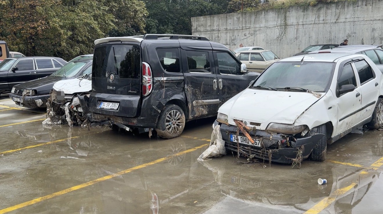 İSTANBUL AYAZAĞA’DA SELDE SÜRÜKLENEREK OTOPARKA ÇEKİLEN YAKLAŞIK 40 ARAÇ HAVADAN GÖRÜNTÜLENDİ. OTOMOBİLLERİNDEKİ EŞYALARINI ALMAK İÇİN OTOPARKA GELEN BAZI VATANDAŞLAR, ARAÇLARININ KAPILARINI AÇAMAYINCA EŞYALARINA ULAŞAMADI.
