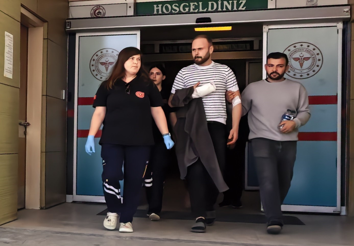 YARALI, OLAYIN ARDINDAN ÖZEL ARAÇLA İNEGÖL DEVLET HASTANESİ’NE KALDIRILDI. BURADA YAPILAN İLK MÜDAHALENİN ARDINDAN FURKAN Ö., İLERİ TEDAVİ AMACIYLA AMBULANSLA BURSA ULUDAĞ ÜNİVERSİTESİ TIP FAKÜLTESİ HASTANESİ’NE SEVK EDİLDİ.