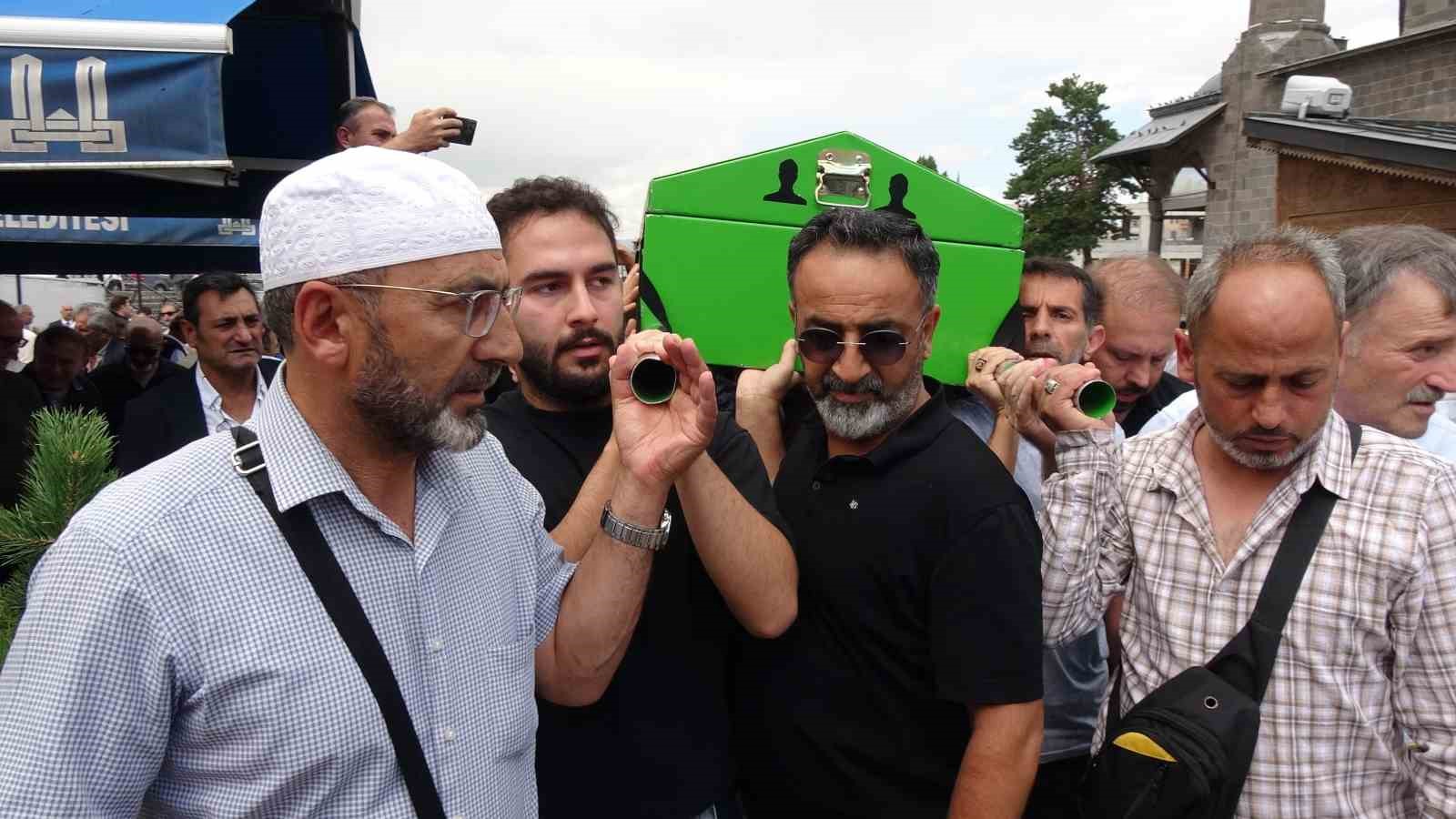 BİR SÜREDİR HASTANEDE TEDAVİSİ DEVAM EDEN VE DÜN RAHMETLİ OLAN GAZETECİ ÖZTÜRK AKKÖK DUALARLA UĞURLANDI.