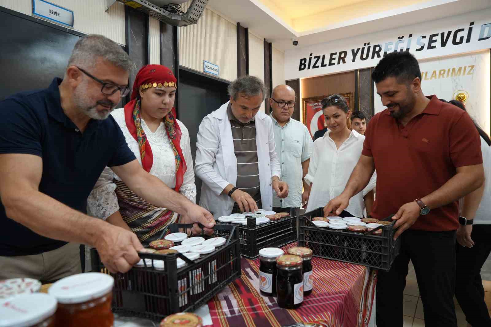 SAMSUN’DA ÖZEL EĞİTİM ÖĞRENCİLERİNİN EL EMEĞİYLE HAZIRLADIĞI REÇELLER VE EL SANATLARI ÜRÜNLERİ, ÖZEL BİR FİRMA TARAFINDAN SATIN ALINARAK ÖĞRENCİLERE DESTEK SAĞLANDI. ÖĞRENCİLER, ÜRETTİKLERİ ÜRÜNLERİN İLGİ GÖRMESİNİN MUTLULUĞUNU YAŞADI.