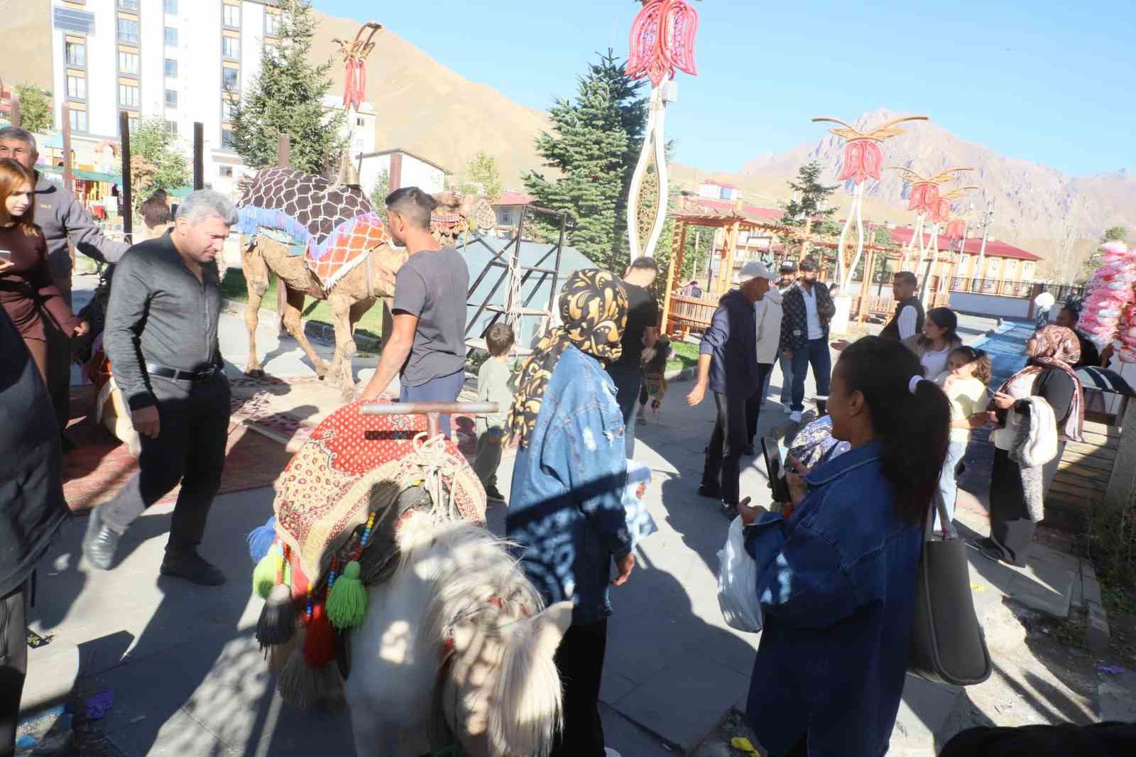 HAKKARİ'DE DÜZENLENEN YÖRESEL ÜRÜNLER ETKİNLİĞİ İÇİN HATAY'DAN GETİRİLEN DEVE VE MİDİLLİLER YOĞUN İLGİ GÖRDÜ.