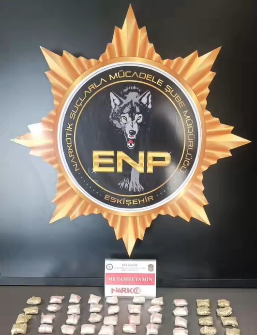ESKİŞEHİR'DE POLİS EKİPLERİNCE GERÇEKLEŞTİRİLEN UYUŞTURUCU OPERASYONLARINDA 3 ŞÜPHELİ YAKALANDI, 1 KİLO 126 GRAM METAMFETAMİN ELE GEÇİRİLDİ.