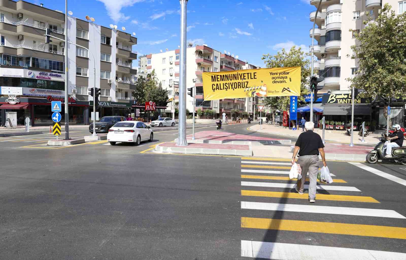 MERSİN BÜYÜKŞEHİR BELEDİYESİ TARAFINDAN YENİŞEHİR İLÇESİNDEKİ GÜLERYÜZ KAVŞAĞI’NDA GERÇEKLEŞTİRİLEN DÜZENLEMEYLE TRAFİK AKIŞININ İYİLEŞTİRİLMESİ VE ARAÇ GEÇİŞ KAPASİTESİNİN ARTIRILMASI HEDEFLENİRKEN, KAVŞAĞA YAPAY ZEKA DESTEKLİ HİBRİT ADAPTİF KAVŞAK YÖNETİM SİSTEMİ DE UYGULANDI.