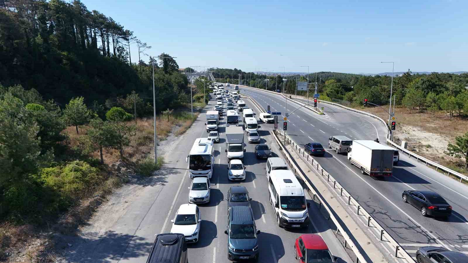 ARNAVUTKÖY-SULTANGAZİ ÇEVRE YOLUNDA İSTANBUL BÜYÜKŞEHİR BELEDİYESİ (İBB) EKİPLERİ TARAFINDAN GERÇEKLEŞTİRİLEN YOL ÇALIŞMASI NEDENİYLE KİLOMETRELERCE ARAÇ KUYRUĞU OLUŞTU.